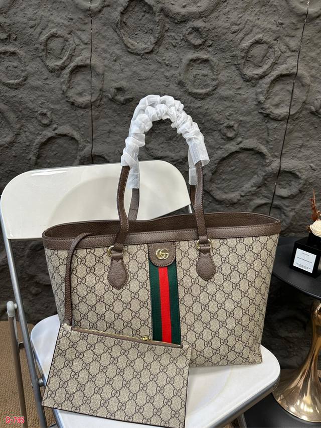 酷奇gucci Ophidia Tote托特包 Gg图案和条纹织带。这款中号手提包 采用了实用的全新造型并融入辨识度极高的设计元素，饰以织纹皮革滚边，顶端点缀双