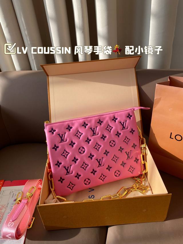 配小镜子 Lv 抱枕包coussin 风琴手袋 单肩斜挎包 被拿来用做手包简单大方的款式 真的很炫酷 折叠盒 尺寸27*21