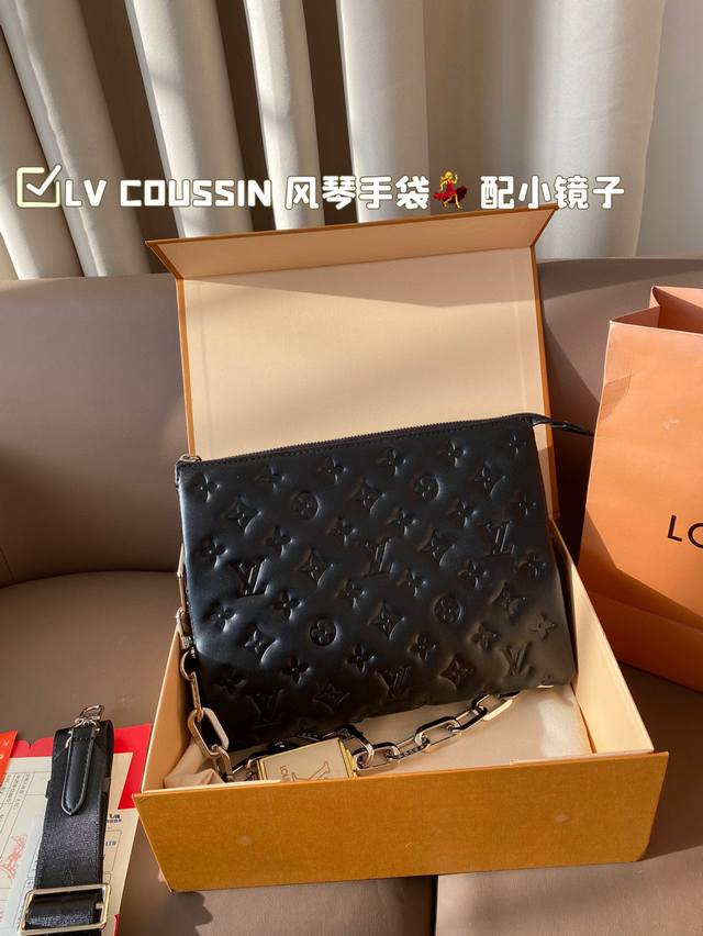 配小镜子 Lv 抱枕包coussin 风琴手袋 单肩斜挎包 被拿来用做手包简单大方的款式 真的很炫酷 折叠盒 尺寸27*21