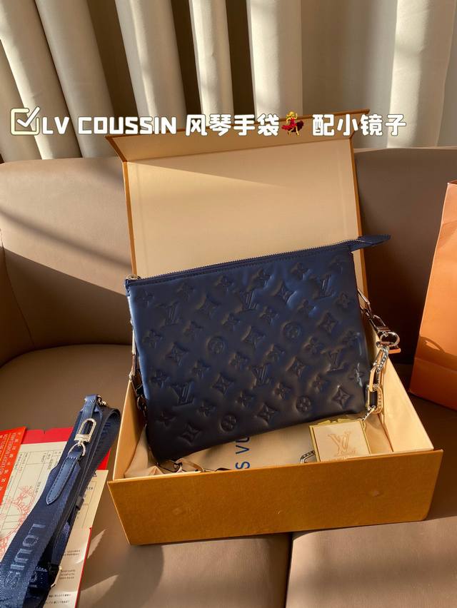 配小镜子 Lv 抱枕包coussin 风琴手袋 单肩斜挎包 被拿来用做手包简单大方的款式 真的很炫酷 折叠盒 尺寸27*21