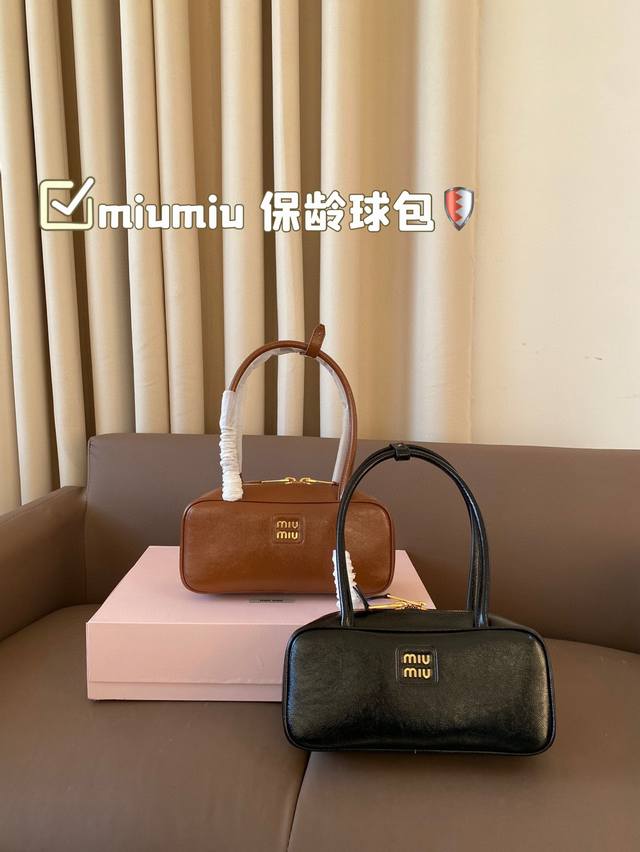 Miumiu圣诞限量 油蜡皮保龄球包 好美好美阿卡狄油蜡皮上新~ 中号保龄球尺寸质感无敌 长手柄腋下手拎绝绝子容量超大 尺寸27*12折叠盒