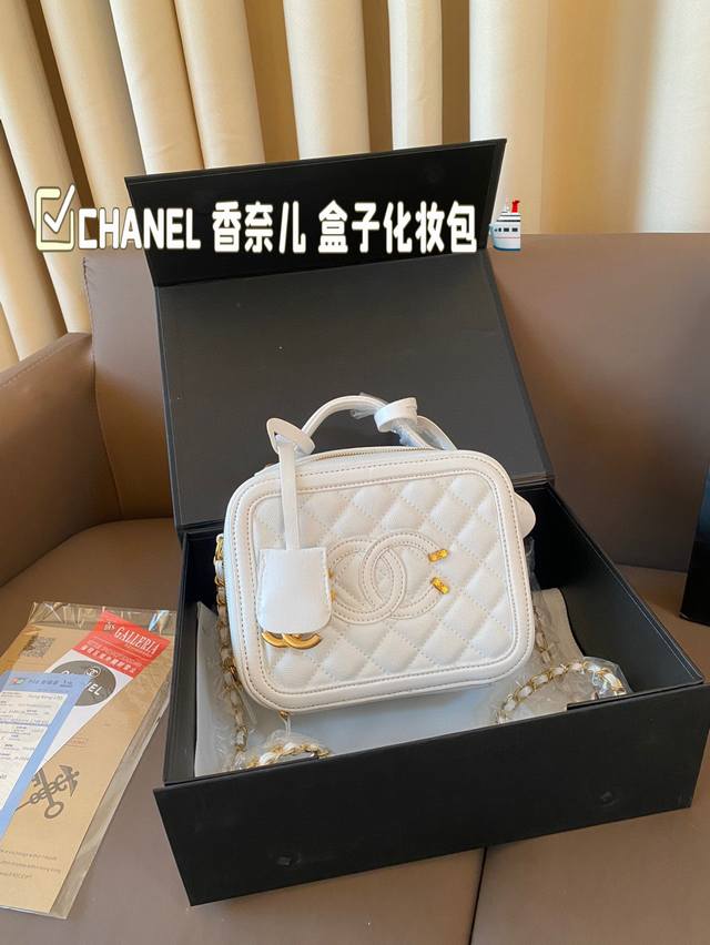 Chanel 香奈儿 新款盒子化妆包采用鱼子酱面料 制作，时时刻刻展现最美的你。可单肩，斜挎，尽显女人优雅气质，是一款超级百搭的休闲链条包尺寸 19*15