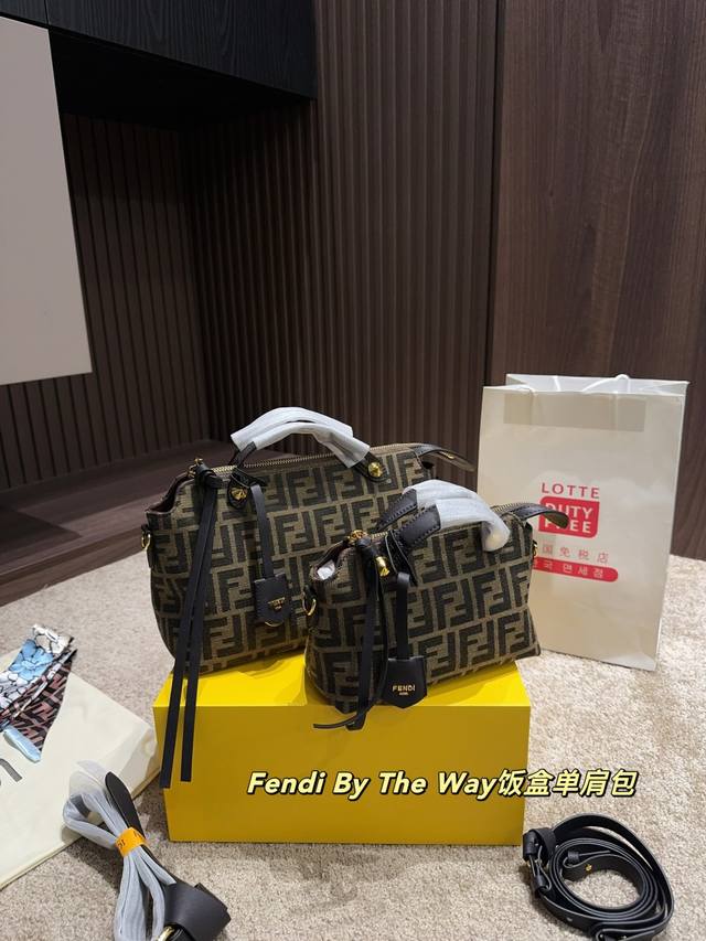 大号 折叠盒尺寸27.14 小号 折叠盒尺寸20.11 芬迪Fendi By The Way饭盒单肩包