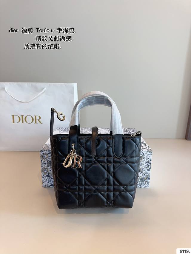 配礼盒. Dior 迪奥 新款Toujour 系列 23早春新包型 就是鼓鼓囊囊的小福袋 好可爱 腾格纹Dior 吊坠 乖乖女的甜美感 这只绝不放弃是小废包 可