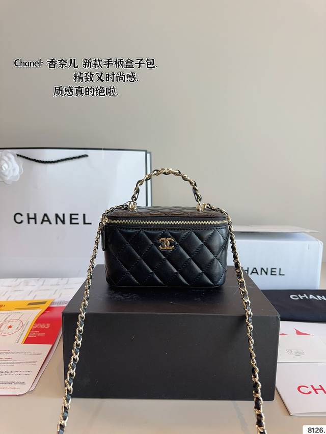 配礼盒. Chanel.香奈儿 盒子化妆包 质感很高级 容量超级大也很耐用 日常出街背它回头率百分百 就是这种随性慵懒感尺寸：17*8*10Cm