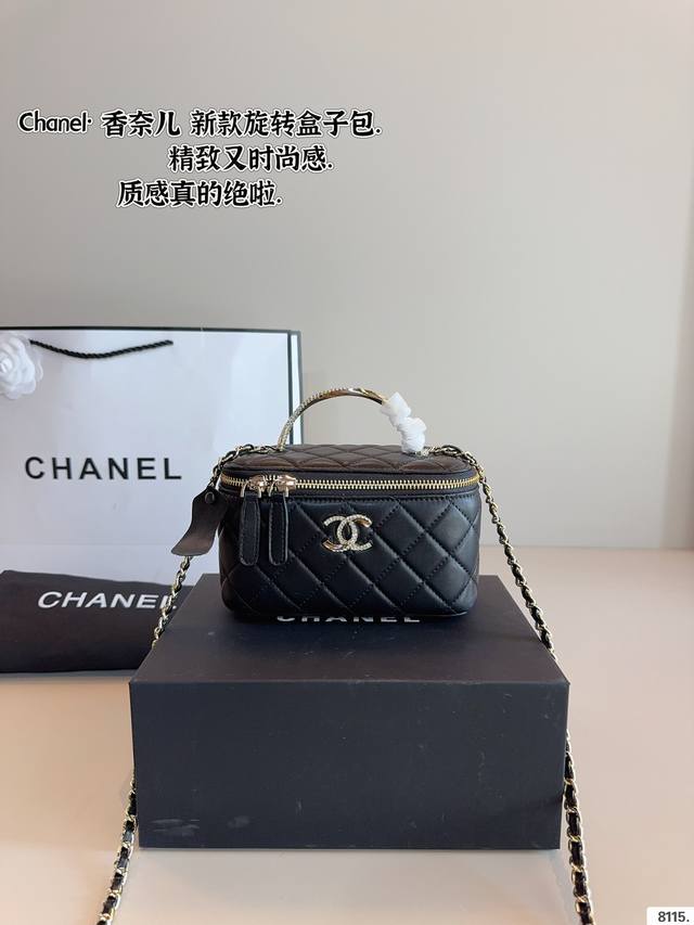 配礼盒. Chanel.香奈儿 盒子化妆包 质感很高级 容量超级大也很耐用 日常出街背它回头率百分百 就是这种随性慵懒感尺寸：17*8*10Cm