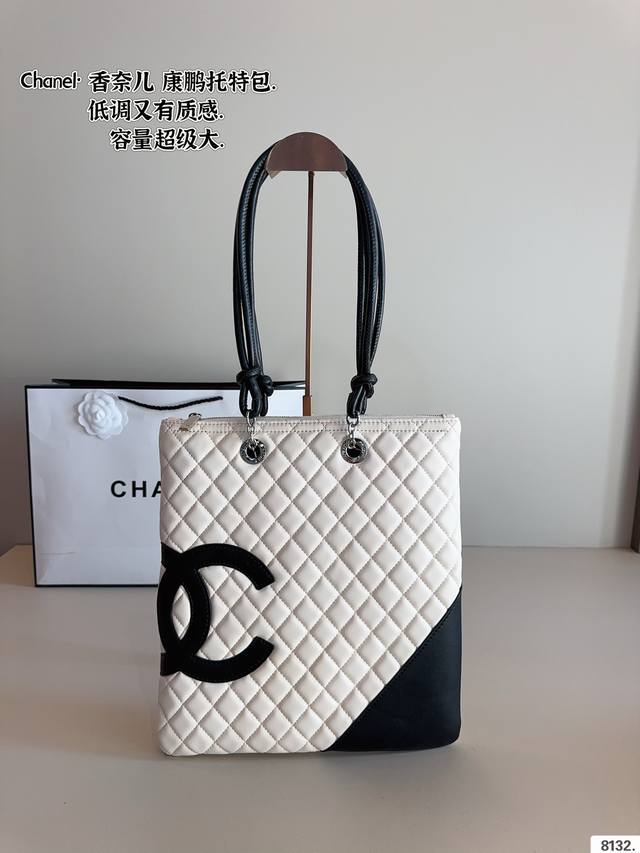 香奈儿Chanel 康鹏单肩包. 令人一眼钟情双C Logo太吸睛了 经典又特别 康鹏皮质很耐用哦 不论单肩斜挎是真香～又酷又随意 是漫不经心的酷女孩啦~尺寸：