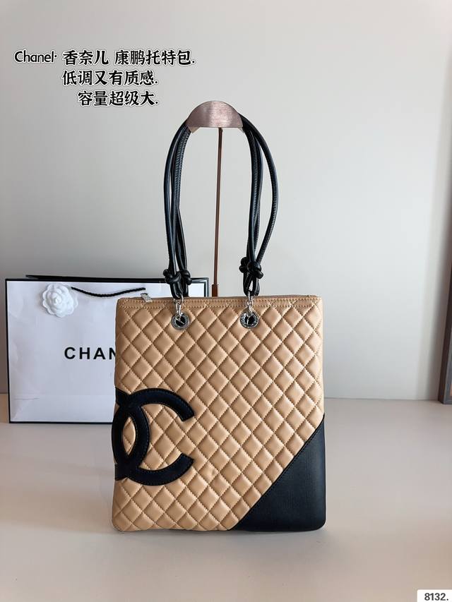 香奈儿Chanel 康鹏单肩包. 令人一眼钟情双C Logo太吸睛了 经典又特别 康鹏皮质很耐用哦 不论单肩斜挎是真香～又酷又随意 是漫不经心的酷女孩啦~尺寸：