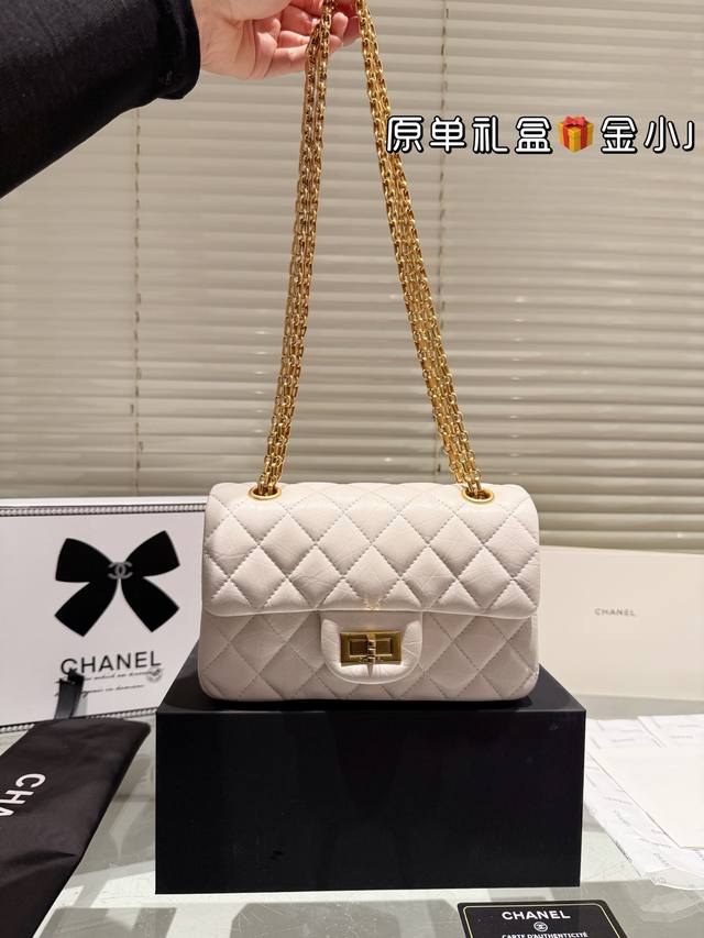 牛皮版本 小号 高版本经典Chanel Cf2.55 全套礼盒包装肯定有不少妹子都在纠结自己的第-个小香要买什么我也曾徘徊过但是Chanel的经典款无非就四款2