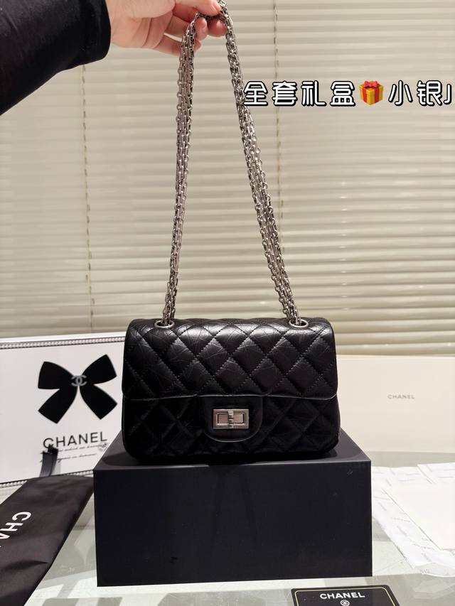 牛皮版本 小号 高版本经典Chanel Cf2.55 全套礼盒包装肯定有不少妹子都在纠结自己的第-个小香要买什么我也曾徘徊过但是Chanel的经典款无非就四款2