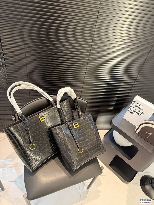 大号 小号 巴黎世家托特 Balenciaga 2025年新款 Hampton Carry All 手袋 洗练倒梯形结构搭配管状皮革双手柄，简化的包身结构更为轻