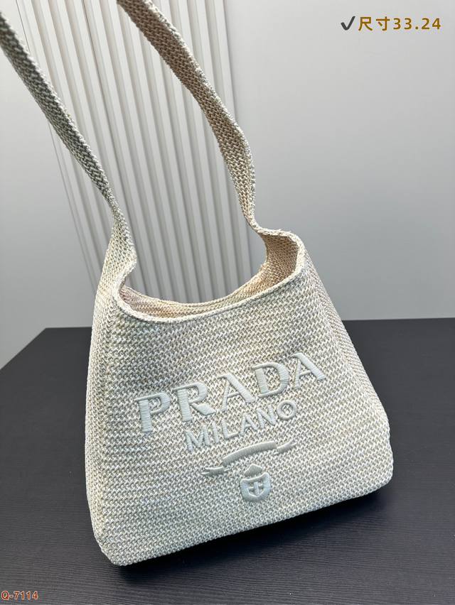 普拉达Prada最新23Tote 购物袋这个系列将是Prada 接下来一整季的主打款式。Prada 手袋的曲线型设计十分醒目，时尚百搭！也很轻便哦！人人都爱腋下