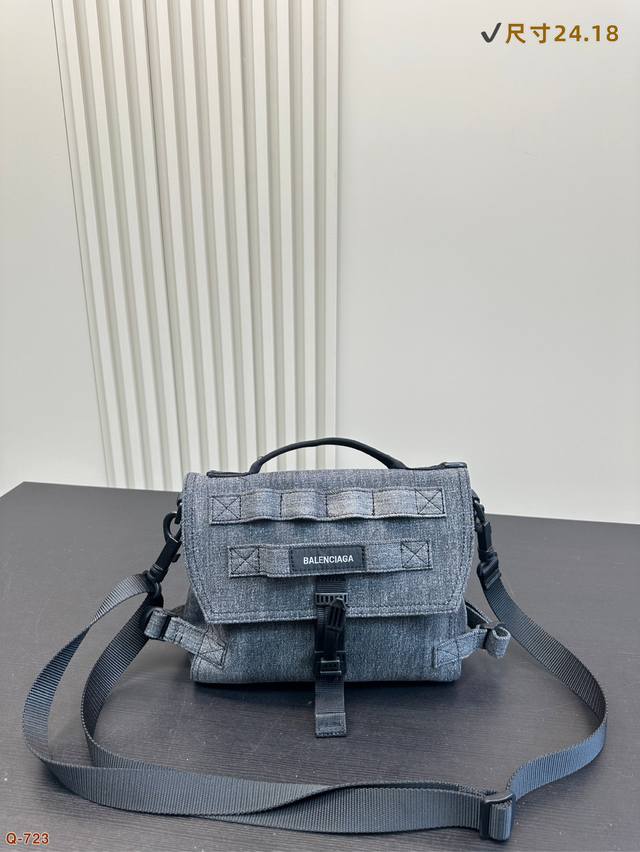 Balenciaga巴黎世家帆布邮差包。 真的实物又好看又百搭。 妥妥的时髦单品。 尺寸24.18