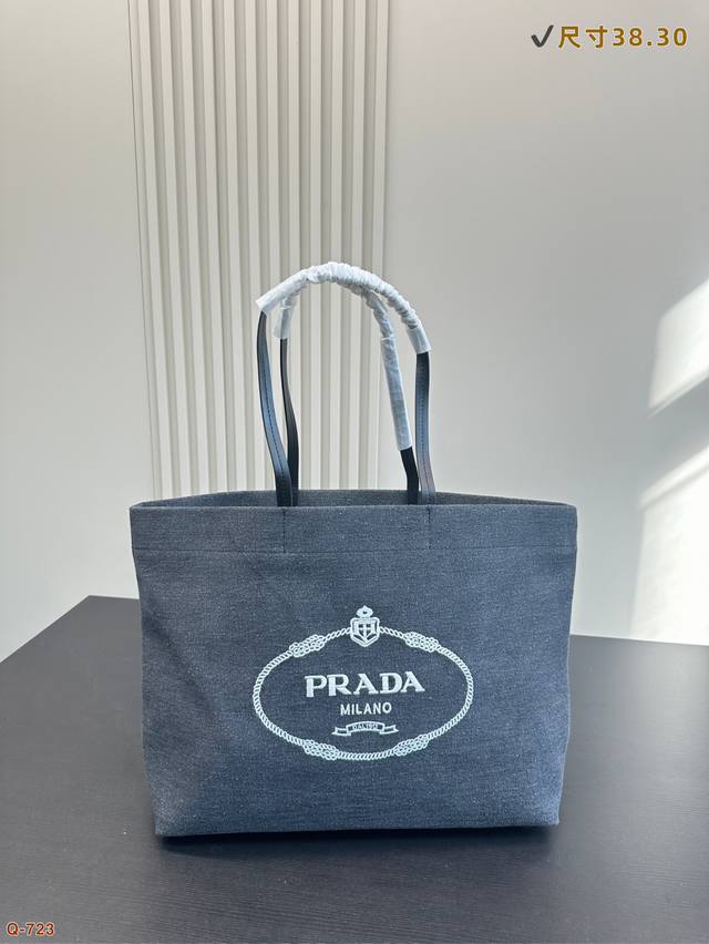 普拉达 购物袋 Prada 轻松演绎复古时髦 包型挺阔，简约而不简单不需要过多的装饰，日常搭配西装和T恤，就能将高级感体现的淋漓尽致！ 尺寸38.30