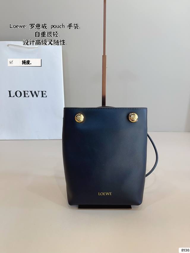 配礼盒 Loewe 罗意威Luna手袋. 喜欢这气场十足的包包 罗意威单肩斜挎 Loewe 秀场同款 Vintage复古感满满 .尺寸：16*6*21Cm