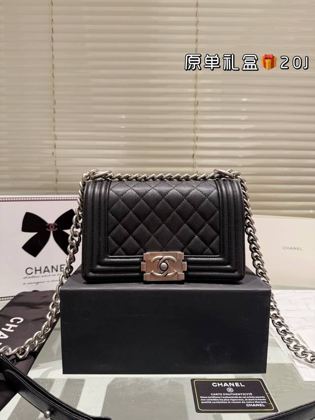 全套包装 原单 Chanel Leboy经典辣妈包上新 这个太美啦简直原版18K鎏金 真是美呆啦独家首发.小香肩背斜挎款.原版品质.整体效果超级赞.明星同款独特