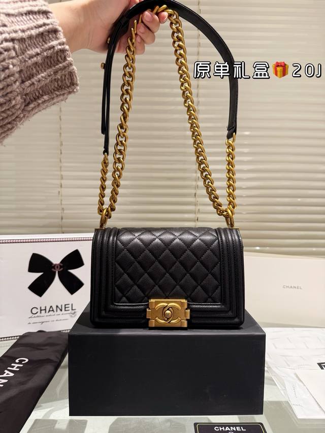 全套包装 原单 Chanel Leboy经典辣妈包上新 这个太美啦简直原版18K鎏金 真是美呆啦独家首发.小香肩背斜挎款.原版品质.整体效果超级赞.明星同款独特