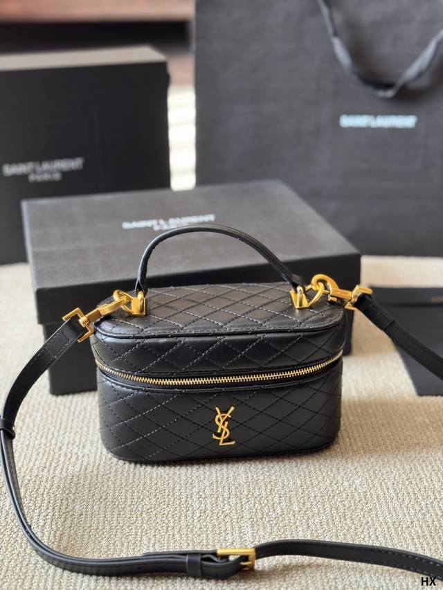 Ysl Mini Gaby Rose 同款哟！ Ysl 盒子包 慵懒随性又好背 上身满满的惊喜 高级慵懒又随性 彻底心动的一只 Size：18 12Cm