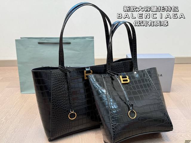 鳄鱼纹 Balenciaga巴黎世家 Hampton Carry All托特包 低调有质感，独特的艺术气息 标志性Logo 辨识度超高～ 设计简单新颖。相当有质