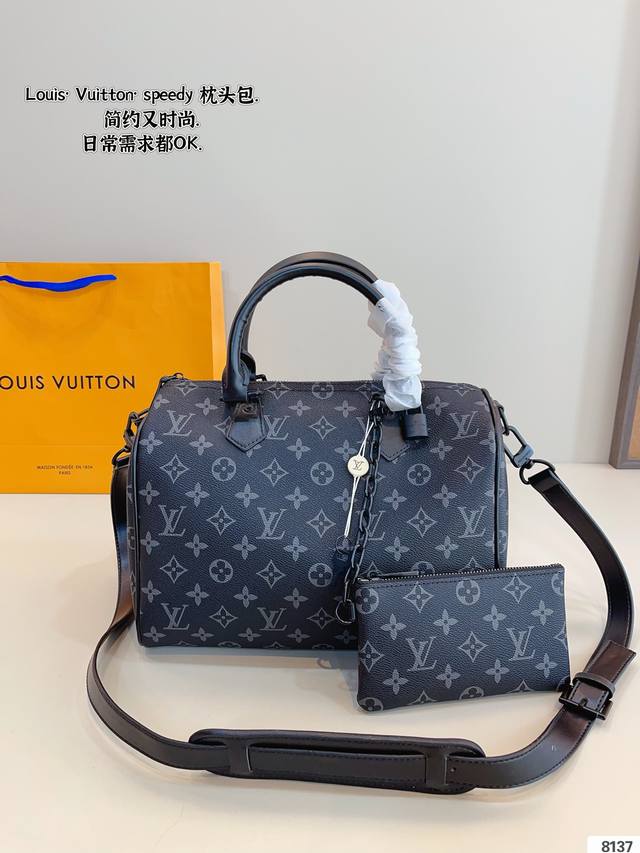 Lv X Speedy 枕头包 手袋是一款理想的都市手袋。 标志性的造型与经典的 Monogram 帆布，加之多种携带方式和奢华的天然牛皮饰边为该包平添一份时尚