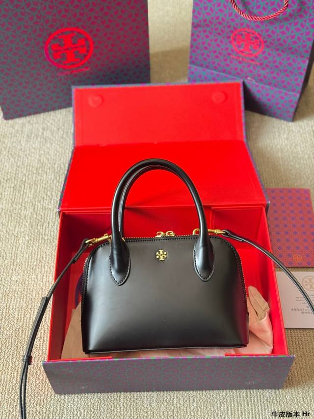 牛皮版本 Tory Burch 贝壳包 Tb新款贝壳包，全新亮相，淑女版的医生包，90年代 复古风情，极简主义，酷似贝壳造型，所以也叫贝壳包。容储空间大，双拉链