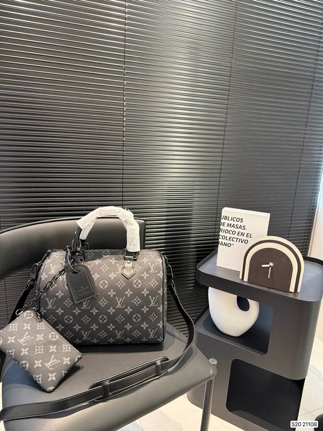 Lv X Nigo Keepall 30.枕头包 手袋是一款理想的都市手袋。 标志性的造型与经典的 Monogram 帆布，加之多种携带方式和奢华的天然牛皮饰边