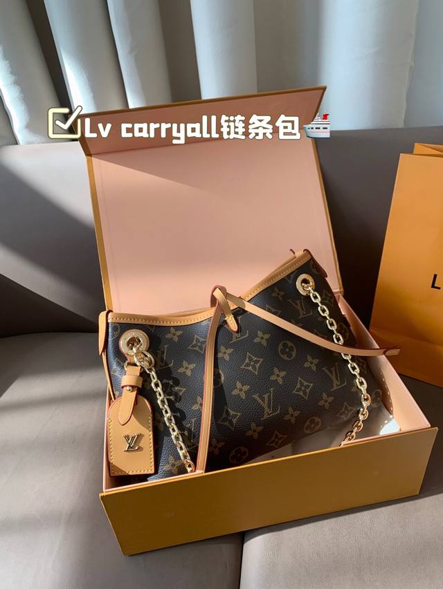 配折叠盒子 Lv Carryall家族又添新成员 Lv设计师有一种不管钱包死活的审美，新版Carryall变可爱了，而且不喜欢大包的姐妹这个就没什么顾虑了，先预