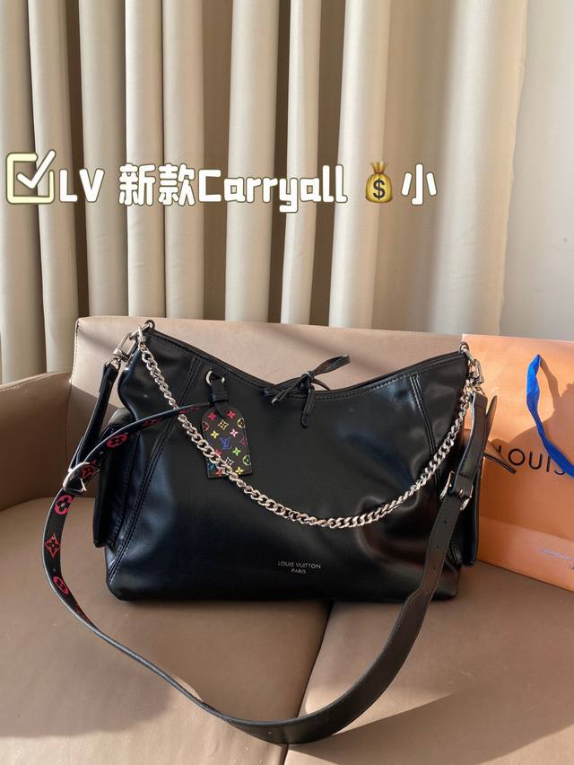 小号 Lv 新款Carryall 对比三月上市的Iv新品直戳我心！ 男生也能背的全新Carryall 男生背也超好看特别是这种随性的一个风格加上羊皮的一个光滑柔