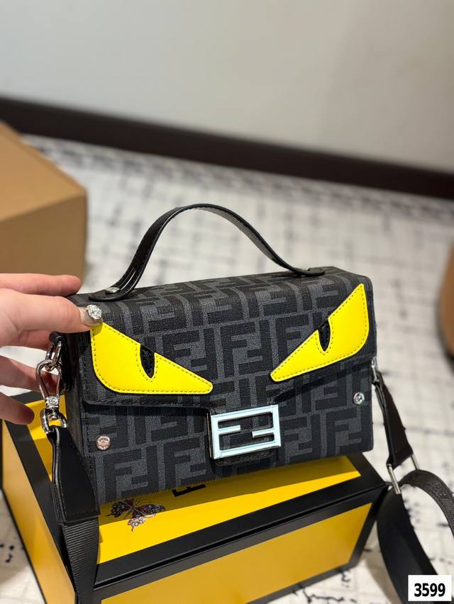 Fendi 芬迪新款Fendi Eyes 小怪兽虽然方方的，但是它的好处就是，，很随意，背上身也不会太正式老气，还有容量巨大！F家老花颜色就是为春季定制的，让人