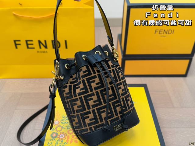 折叠盒 芬迪热门必备单品 Fendi 水桶包 高品质 原版细节五金 配置长肩带！ 完全不挑穿搭的Fendi水桶包！ 容量颜值都很在线的！ 尺寸14 22