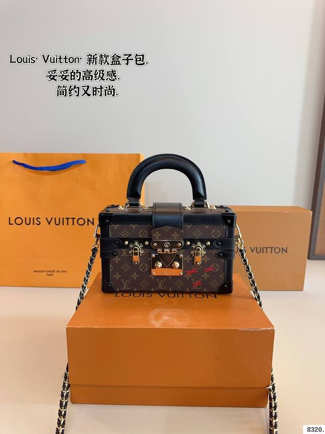 配礼盒 Lv 小硬箱 Clutch Box 单肩斜挎包 盒子包 Handle Soft Trdnk 箱子包这款男女都可以背的一款 上身特别个性菱角分明很独特 整