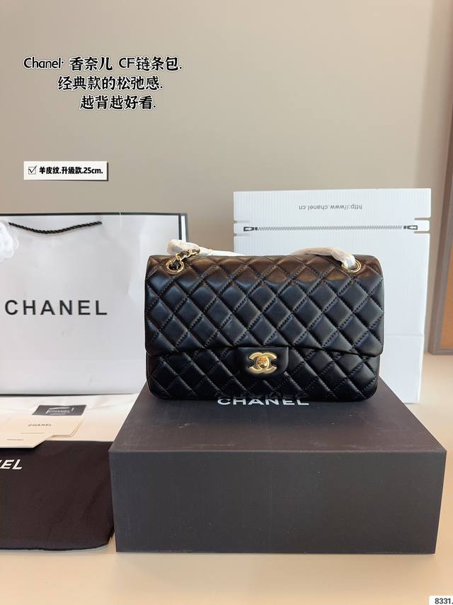 配礼盒 Chanelcf系列 Cf包香奈儿#精致女神推荐入手呦 美貌与实用并存 近年超盛行而小香这款做的超级棒 百搭休闲,职业,萌新等多种风格 材质是原版牛皮工