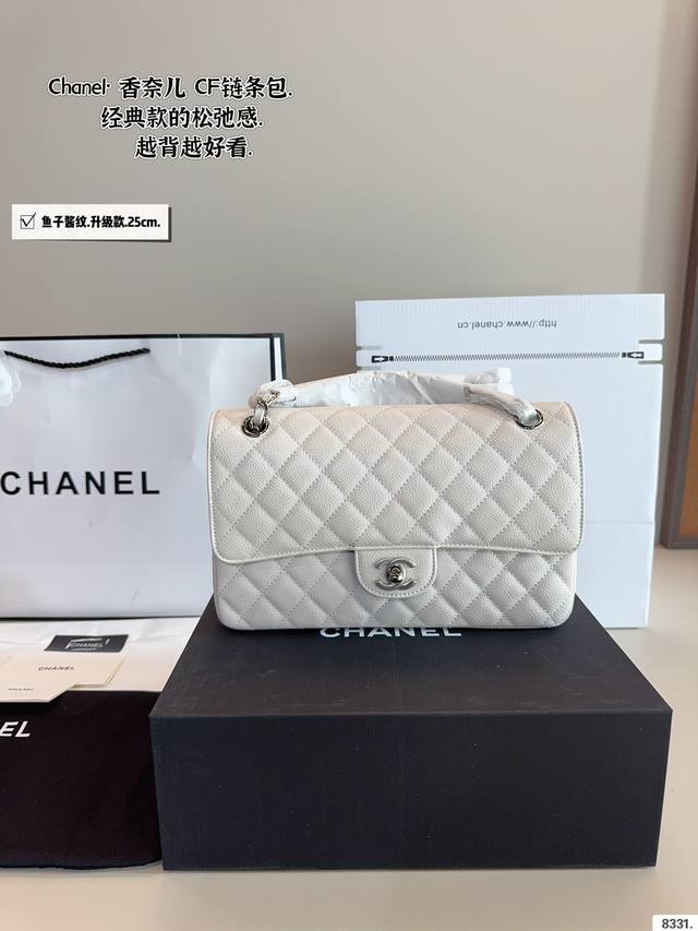 配礼盒 Chanelcf系列 Cf包香奈儿#精致女神推荐入手呦 美貌与实用并存 近年超盛行而小香这款做的超级棒 百搭休闲,职业,萌新等多种风格 材质是原版牛皮工