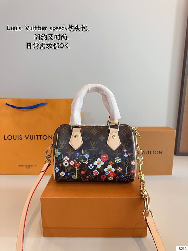 配礼盒. Lv Speedy 枕头包 这款Retiro 手袋以标志性的Lv老花面料制成，搭配奢华的变色牛皮饰边，经典永恒。优雅低调的外形设计和宽敞的包 全包对花