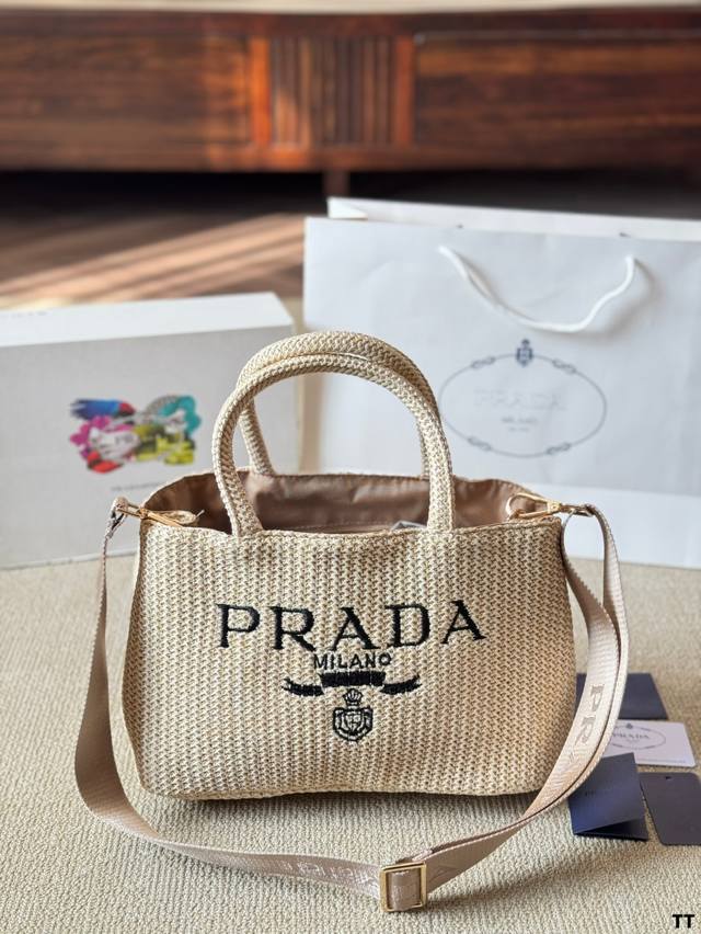 Prada绝美草编包 是背 Prada 阳光草编包的夏天啦 马上夏至了，来推荐这只 Prada阳光草编包 编织和皮革，清爽也文艺，让你也可甜可美。设计也非常实用