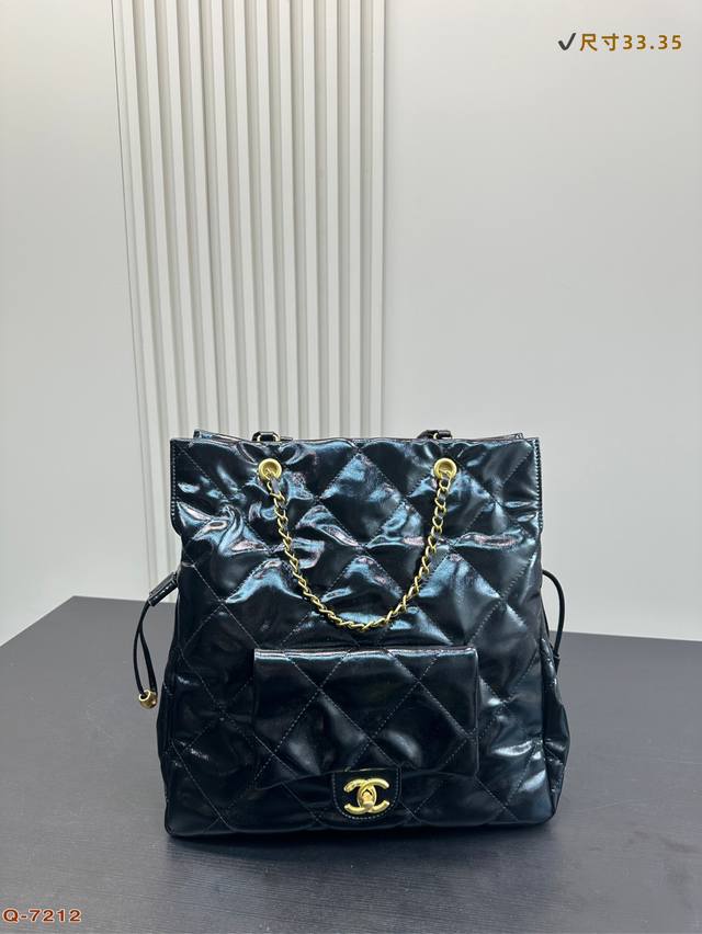 配折叠盒 香奈儿Chanel 25C 早春 Shopping Bag 大托特 黑金心黑金配色、经典大菱格与粗链条～太有复古感啦包身版型自然、松弛有度但不会很垮！