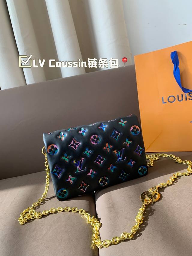 尺寸20*14 Lv Coussin链条包 质感爆棚的美 上身真的太太太有质感啦 日常逛街不要太吸晴