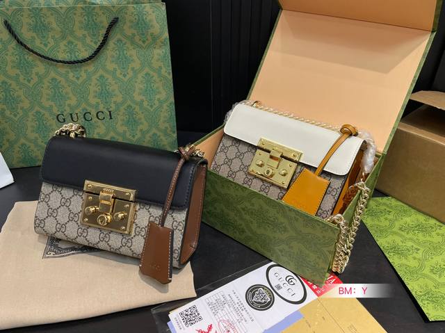 配飞机礼盒 Gucci Padlock 高级 月光宝盒 肩背包、此款颇具结构感的肩背包采用高级人造帆布精心打造，肩带搭配从典藏设计中直接取用的钥匙锁扣设计。钥匙