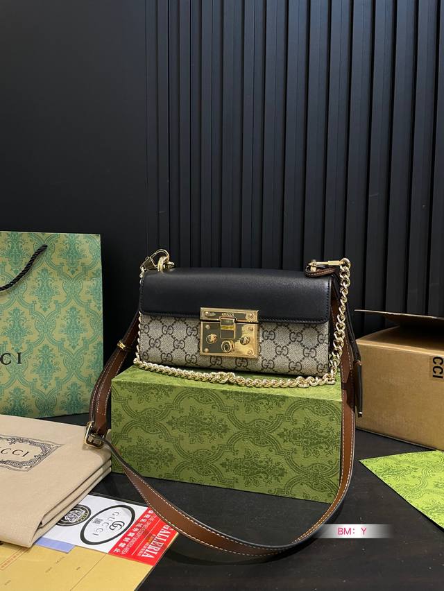 配飞机礼盒 Gucci Padlock 高级 月光宝盒 肩背包、此款颇具结构感的肩背包采用高级人造帆布精心打造，肩带搭配从典藏设计中直接取用的钥匙锁扣设计。钥匙