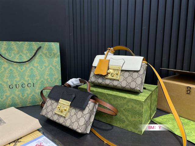 配盒 Gucci Padlock 高级 月光宝盒 肩背包、此款颇具结构感的肩背包采用高级人造帆布精心打造，肩带搭配从典藏设计中直接取用的钥匙锁扣设计。钥匙收纳在