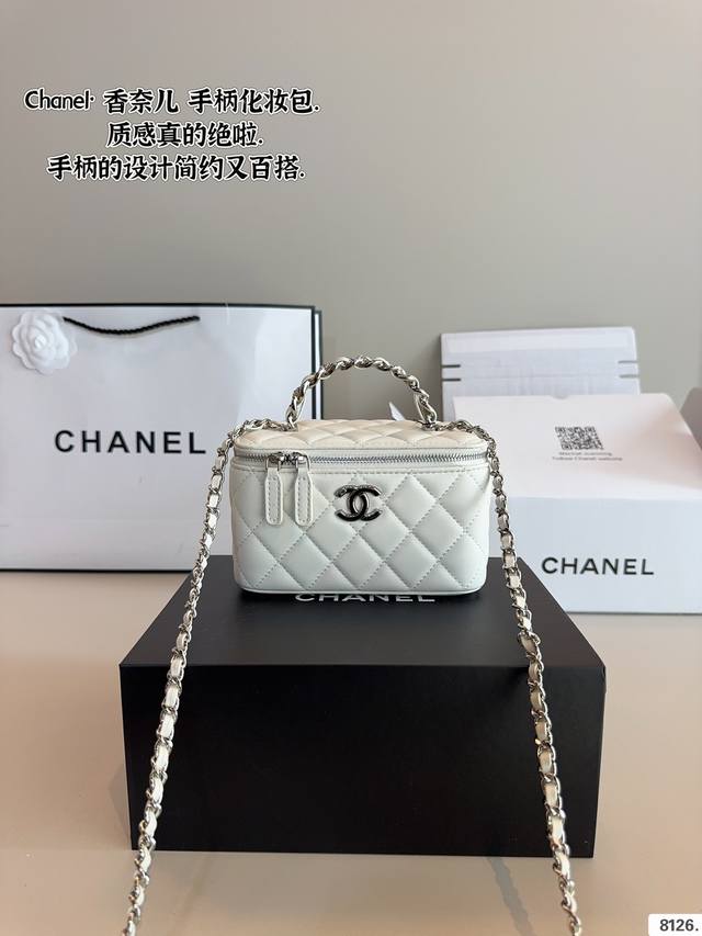 配礼盒. Chanel.香奈儿 盒子化妆包 质感很高级 容量超级大也很耐用 日常出街背它回头率百分百 就是这种随性慵懒感尺寸：16*8*9Cm