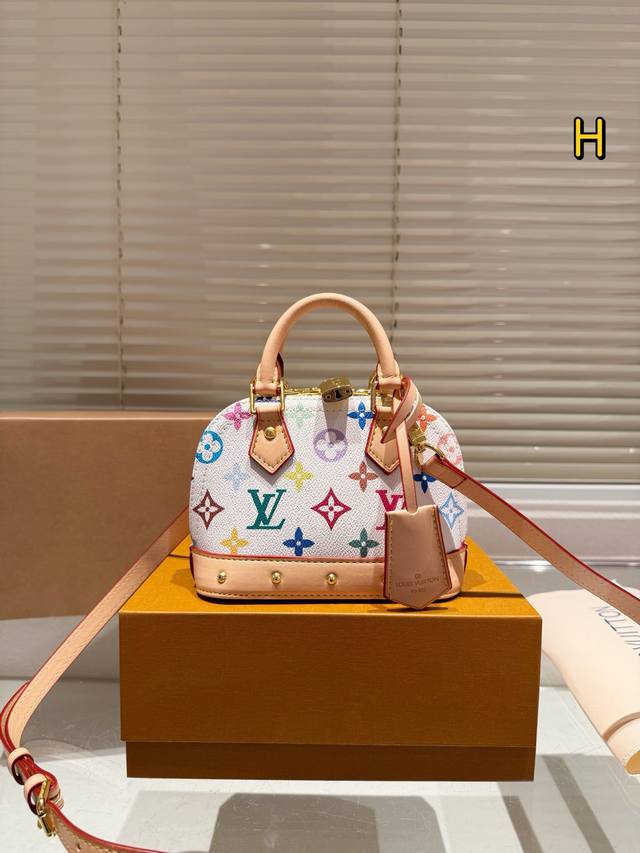 Lv Lv Alma Bb Mini贝壳包 原版高品质 包包这款Retiro 手袋以标志性的老花面料制成 经典永恒。优雅低调的外形设计和宽敞的包身更加入了实用性