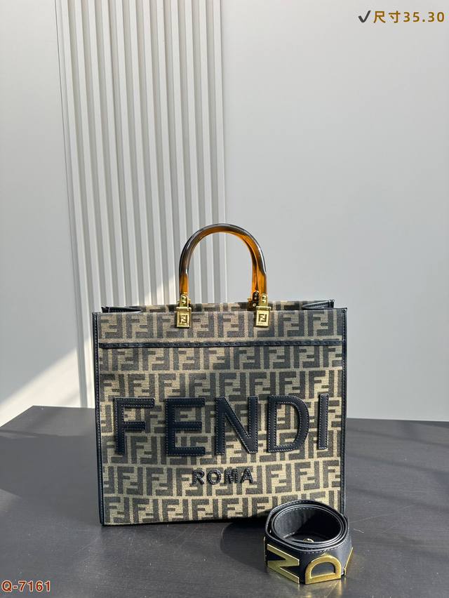 尺寸35.30Cm Fendi Tote 托特包“阳光手提袋” 芬迪托特购物包气场十足 简单字母Logo设计复古风的时髦精 琥珀色双手柄是最大亮点 小号配有肩带