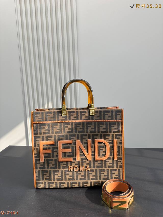 尺寸35.30Cm Fendi Tote 托特包“阳光手提袋” 芬迪托特购物包气场十足 简单字母Logo设计复古风的时髦精 琥珀色双手柄是最大亮点 小号配有肩带