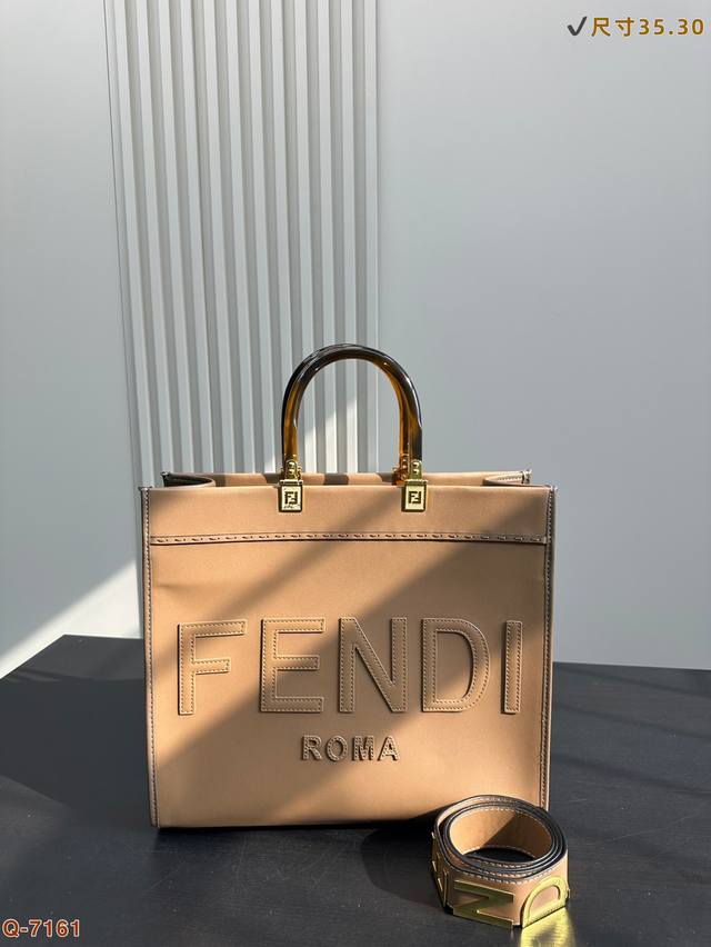 尺寸35.30Cm Fendi Tote 托特包“阳光手提袋” 芬迪托特购物包气场十足 简单字母Logo设计复古风的时髦精 琥珀色双手柄是最大亮点 小号配有肩带