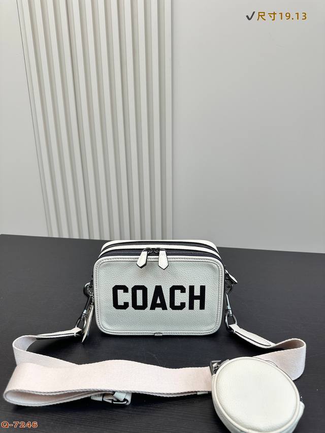 蔻驰Coach Charter 相机包旅行日常通勤 配搭都很好上身 包包虽小，却能装下日常所需品 Size19.13