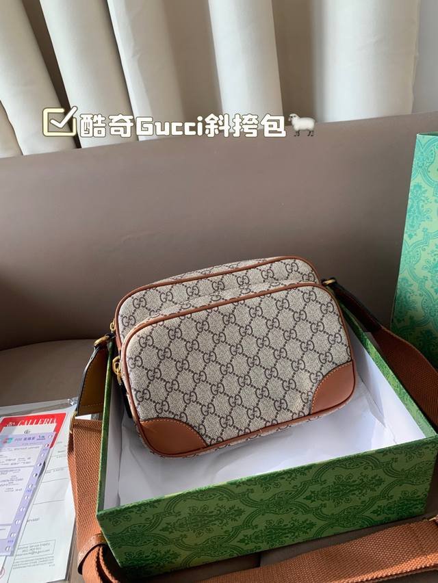 配盒子 酷奇新款 New Gucci不费力的时髦感 简直美的毫不费力~你喜欢Gucci的新还是旧 #Gucci #Ootd 相机包 尺寸：23 18