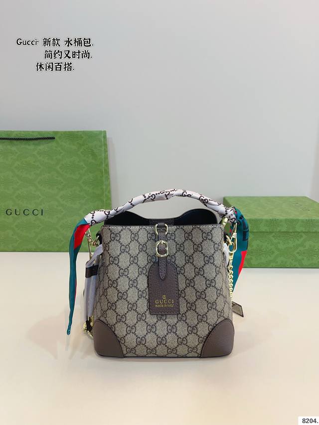 配礼盒. Gucci 酷奇水桶包 氛围感满满的一款 任何搭配都能够轻松驾驭 低调有质感 容量也很可尺寸：20*11*20Cm