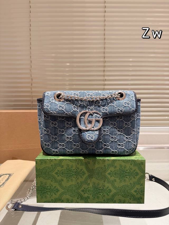 Gucci 22Cm Gucci 牛仔Marmont 这款太绝了 实物好看的不知道怎么形容 可以说超个性 却又超好背！ 尺寸22Cm 全套礼盒包装