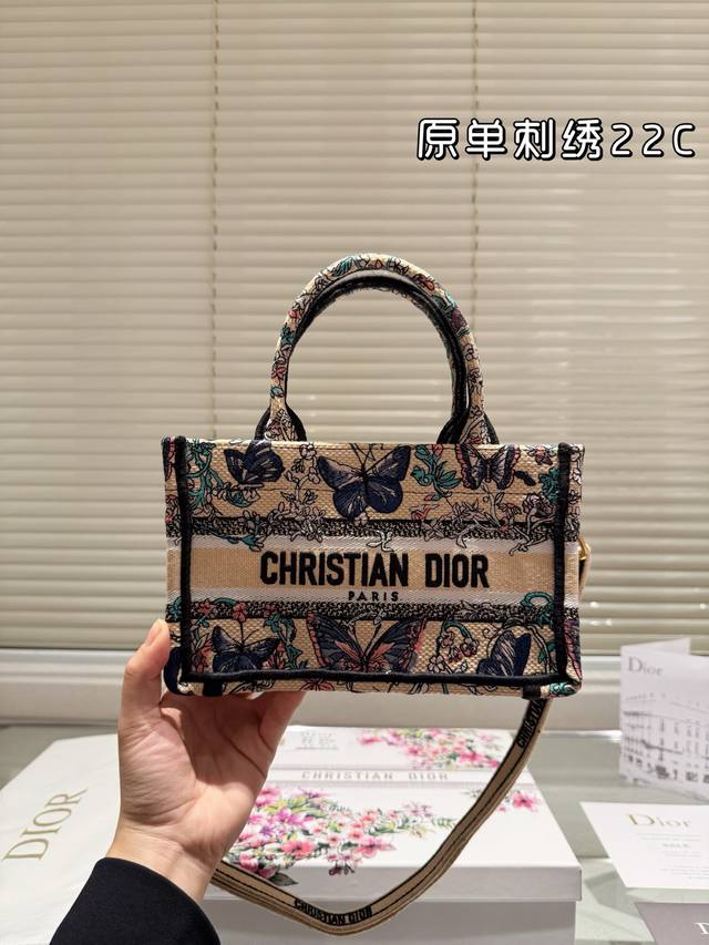 原单刺绣 Dior 提花 托特包 Dior Book Tote今年最喜欢的一款购物袋 Tote我用的次数最多的包，因为容量超级大，不管什么东西都向里面放，当然凹